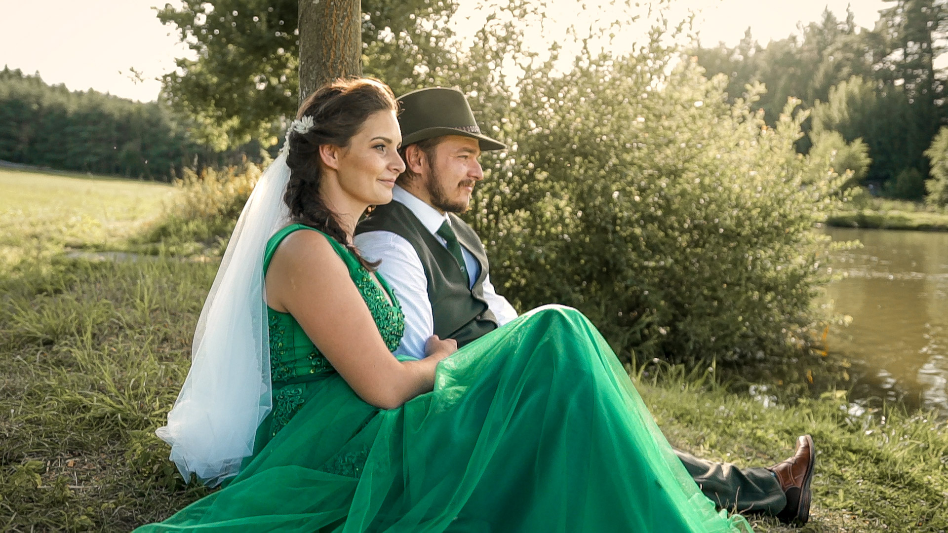 Svatební video ze stylové rybářské svatby u Javořice. Krásná chata v přírodě u lesa